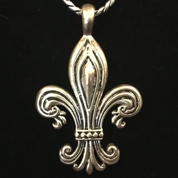 Vintage Retro Fleur de Lis Pendant and Necklace - Picture 10 of 12